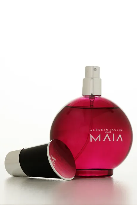 Alberto Taccini MAIA kadın parfümü, limon bergamot kokulu parfüm, pembe biber esanslı parfüm, gül ve kaşmir parfüm, kehribar ve karamel kokulu bayan parfüm, paçuli bazlı kadın parfüm, tatlı ve zarif kadın parfümü, günlük kullanıma uygun parfüm önerisi, uzun süre kalıcı EDP kadın parfüm, bahar kokulu bayan parfüm